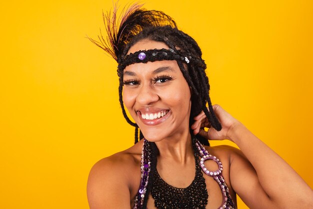 Hermosa mujer brasileña negra con ropa de carnaval púrpura tomando autorretrato