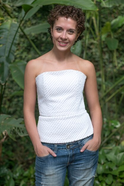 Hermosa mujer brasileña posando y mirando a cámara.