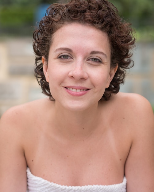 Hermosa mujer brasileña posando y mirando a cámara.