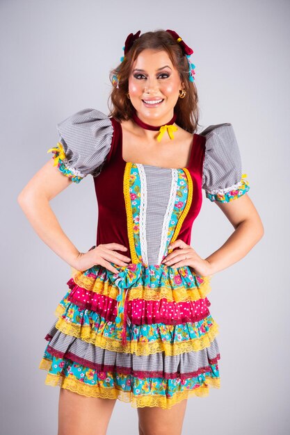 Foto hermosa mujer brasileña con ropa de campo festa de sao joao festa junina foto vertical para uso móvil medio cuerpo