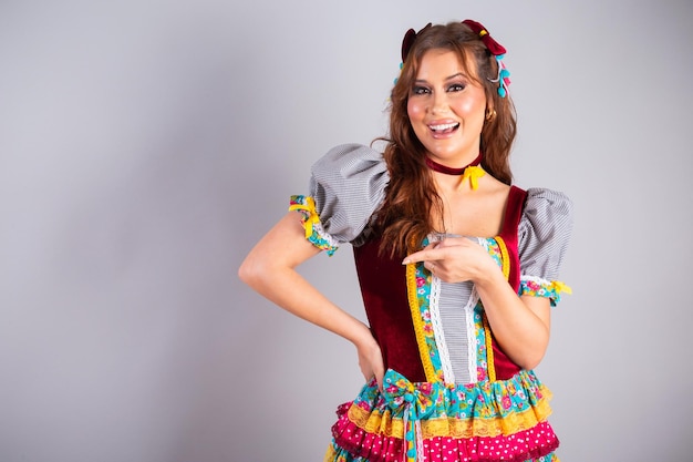 Hermosa mujer brasileña con ropa de campo Festa de Sao Joao Festa Junina producto publicitario o texto a la izquierda