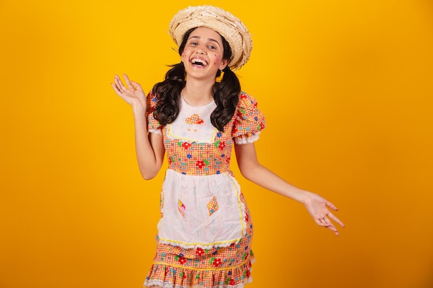 Hermosa mujer brasileña con ropa de fiesta de junio riendo con muchas risas