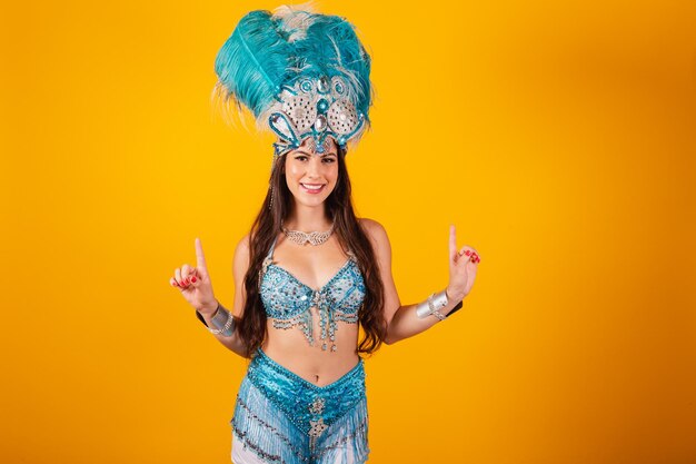 Hermosa mujer brasileña con ropa de reina del carnaval de la escuela de samba Corona de plumas bailando