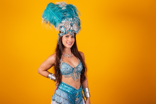 Hermosa mujer brasileña con ropa de reina del carnaval de la escuela de samba Manos de corona de plumas en las caderas