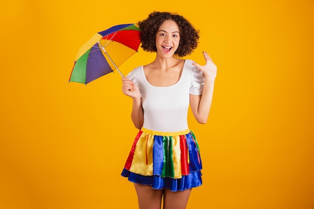 Hermosa mujer brasileña vestida con ropa de carnaval falda colorida y camisa blanca increíble increíble