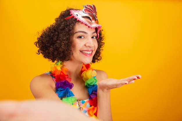 Hermosa mujer brasileña vestida con ropa de carnaval foto de primer plano en su rostro selfie