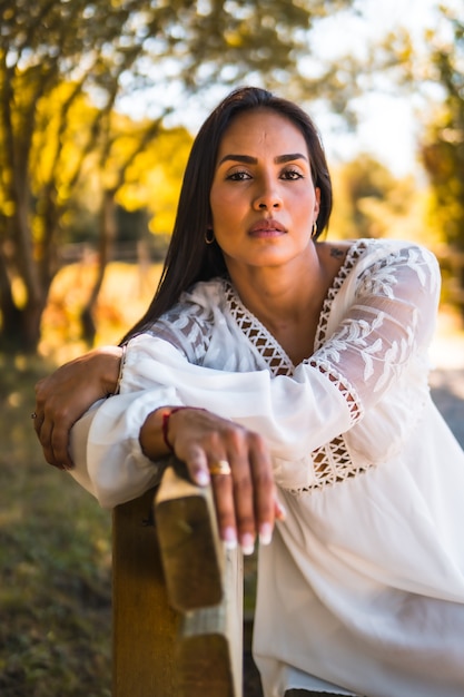 Foto hermosa mujer brasileña con un vestido blanco