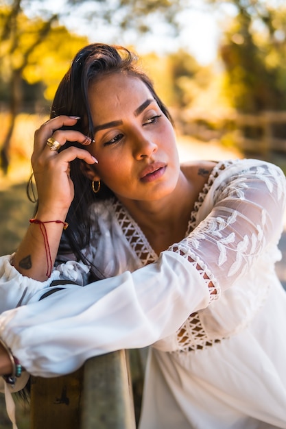 Hermosa mujer brasileña con un vestido blanco