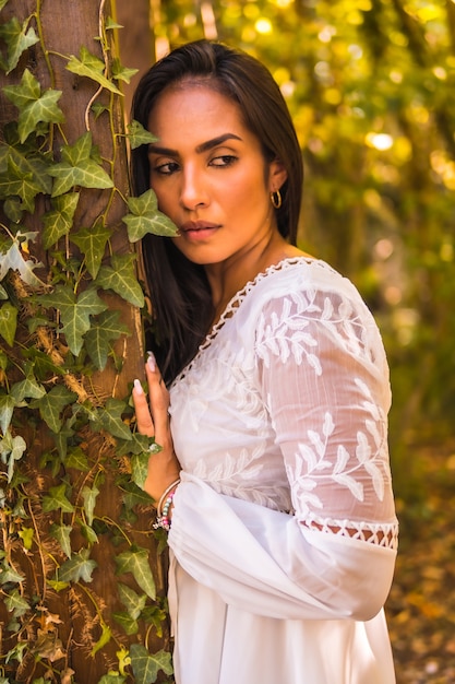 Hermosa mujer brasileña con un vestido blanco