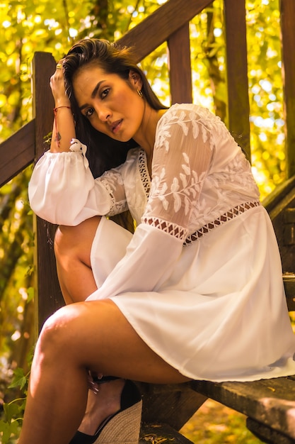 Hermosa mujer brasileña con un vestido blanco