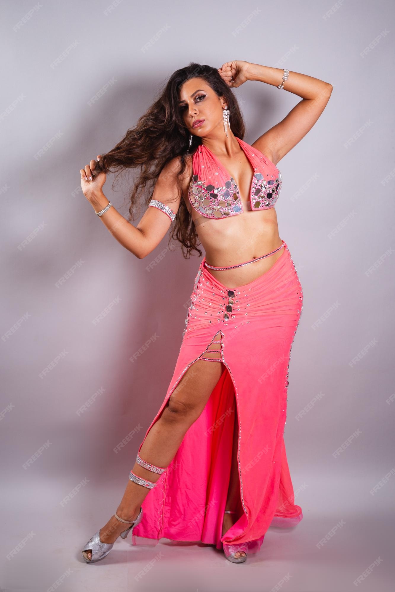 Hermosa mujer brasileña con vestidos para bailarina de del vientre tradicional de danza tradicional árabe Foto Premium