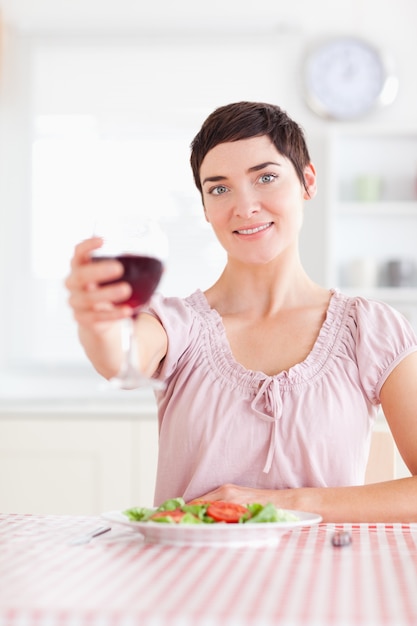 Hermosa mujer brindando con vino