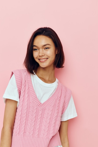 Hermosa mujer con cabello corto y un suéter rosa Estilo de vida inalterado