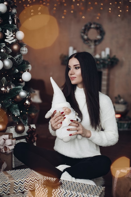 Hermosa mujer con cabello largo y oscuro con enana blanca