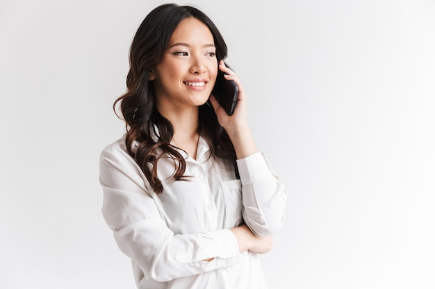 Hermosa mujer con cabello largo y oscuro con teléfono inteligente y llamada móvil