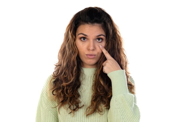 Hermosa mujer con cabello ondulado aislado en una pared blanca