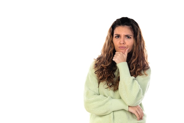 Foto hermosa mujer con cabello ondulado aislado en una pared blanca