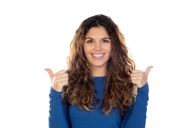 Hermosa mujer con cabello ondulado aislado sobre un fondo blanco.