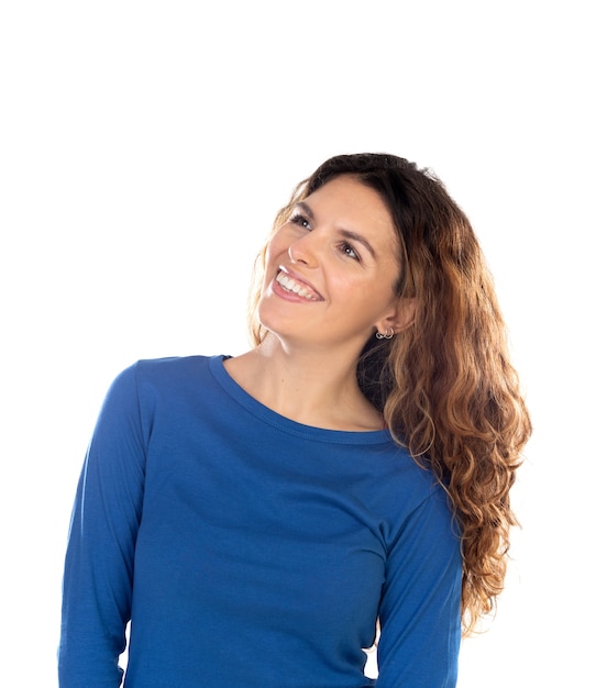 Hermosa mujer con cabello ondulado aislado sobre un fondo blanco.