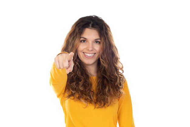 Hermosa mujer con cabello ondulado aislado sobre un fondo blanco.