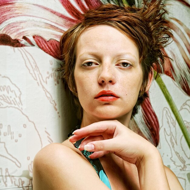 Foto hermosa mujer con cabello rojo