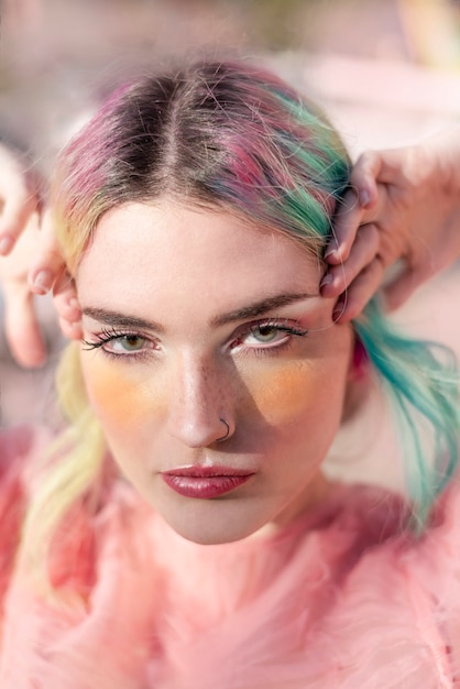 Foto hermosa mujer con cabello rosado y turquesa, con maquillaje artístico profesional