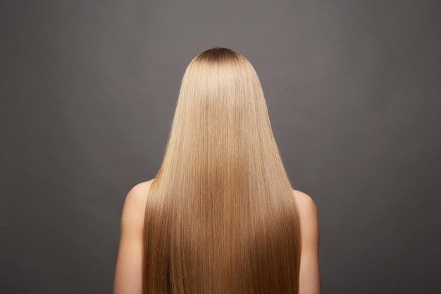 hermosa mujer de cabello rubio la espalda de una chica con cabello saludable