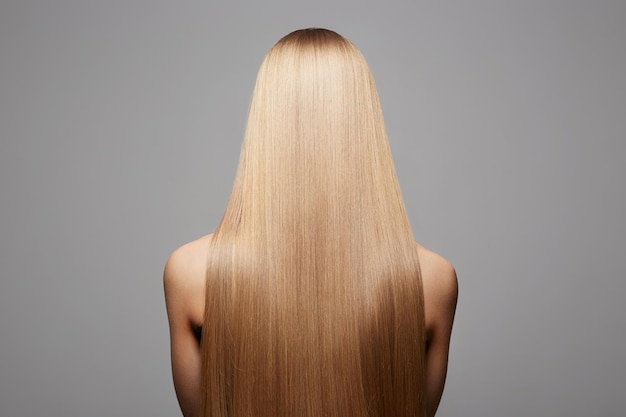 hermosa mujer de cabello rubio la espalda de una chica con cabello saludable