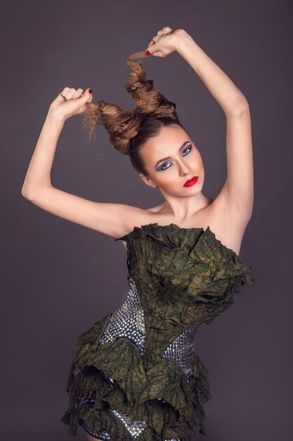 Hermosa mujer con cabello rubio en ropa militar de moda