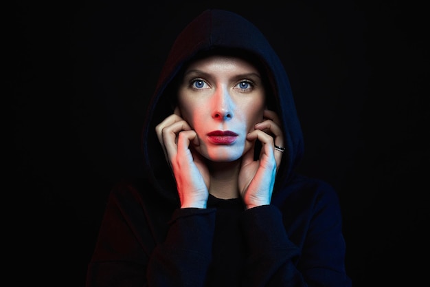 Hermosa mujer en campana y labios de color rojo claro