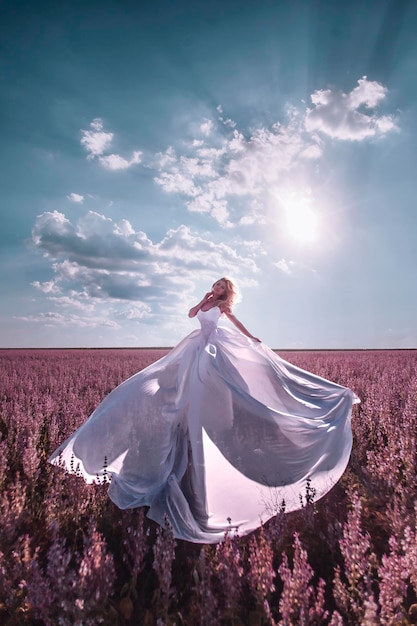 Hermosa mujer en campo rosa