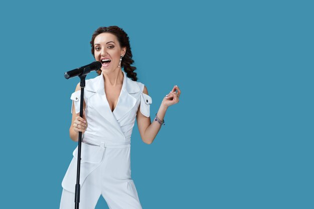 Foto hermosa mujer cantando con micrófono