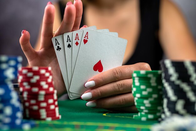 Hermosa mujer con cartas de póquer está jugando bajo en el póquer