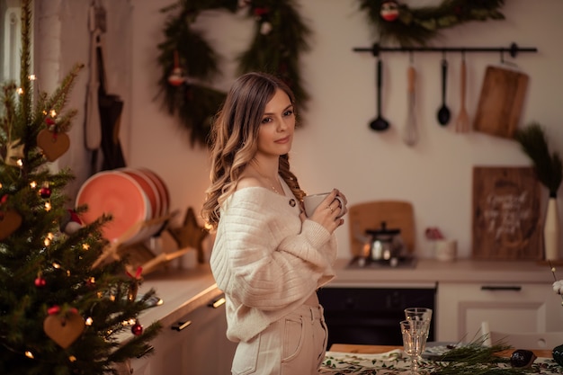 Hermosa mujer en casa en la cocina