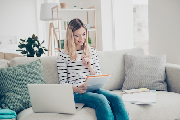 Hermosa mujer en casa usando laptop