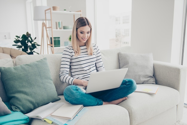 Hermosa mujer en casa usando laptop