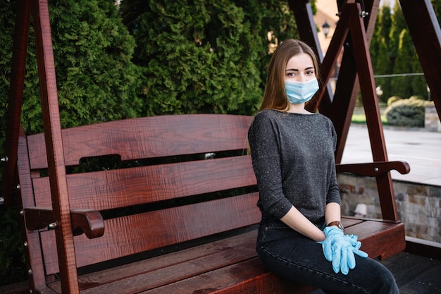 Hermosa mujer casual caminando por un sendero cerca del prado en la naturaleza durante covid19 y usando máscara médica Muchas personas caminando en la naturaleza durante la cuarentena y la epidemia