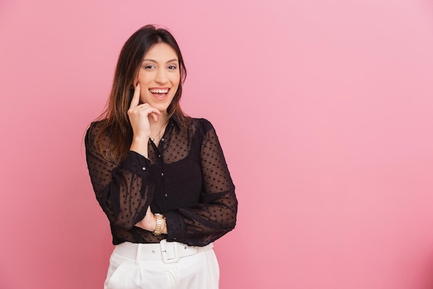 Hermosa Mujer Caucásica Brasileña Fondo Rosa Sonriendo Con El Dedo En La Mejilla Pensando Dudando Cuestionando Expresión De Pensamiento