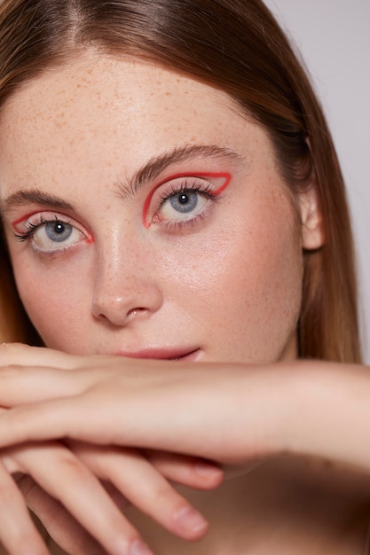 Foto hermosa mujer caucásica con delineador de ojos rojo