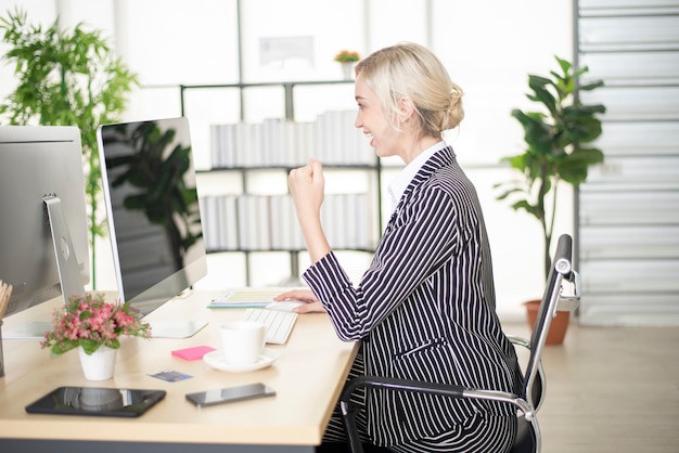 Hermosa mujer caucásica es el éxito en su plan de negocios