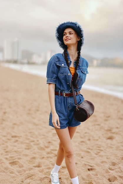 Una hermosa mujer caucásica posando al aire libre en una playa soleada exudando belleza y moda en una moda