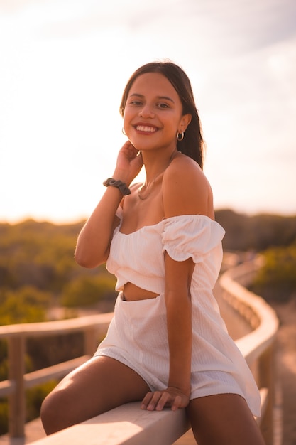 Hermosa mujer caucásica posando al aire libre