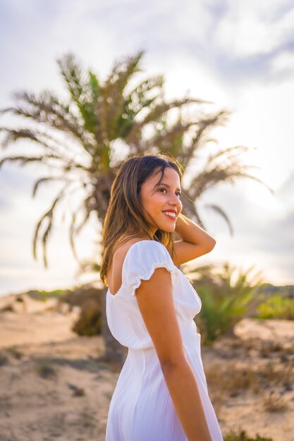 Hermosa mujer caucásica posando al aire libre