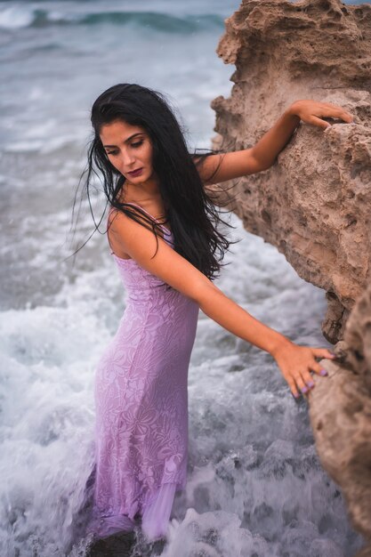 Hermosa mujer caucásica posando al aire libre