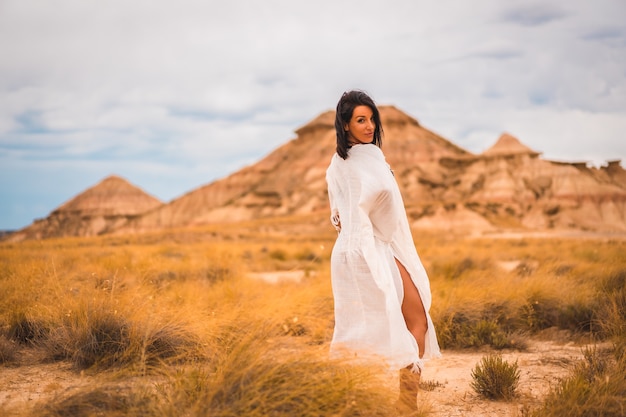 Foto hermosa mujer caucásica posando al aire libre