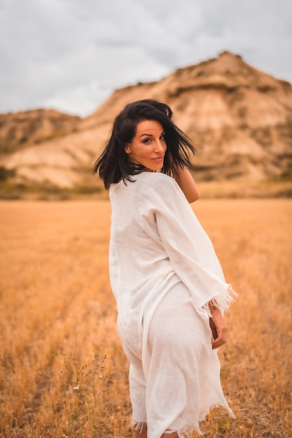 Foto hermosa mujer caucásica posando al aire libre