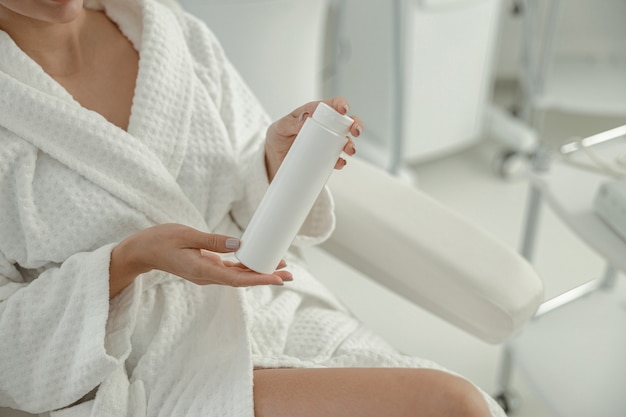 Hermosa mujer caucásica sonriente sana está haciendo procedimientos de belleza en el spa y salón de salud