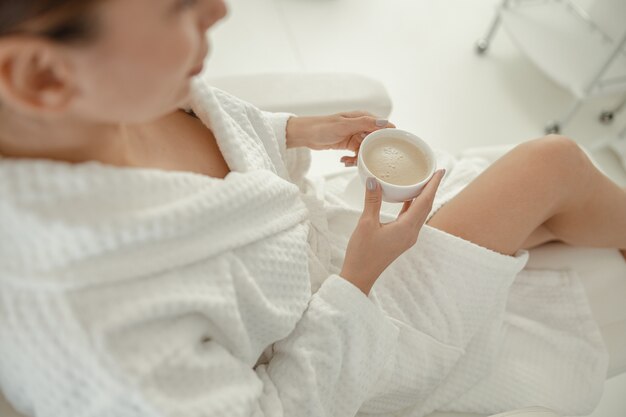 Hermosa mujer caucásica sonriente sana está haciendo procedimientos de belleza en el spa y salón de salud