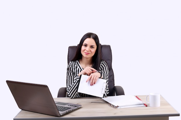 Hermosa mujer caucásica sueña con algo, sentado con una computadora portátil net book aislado pared blanca encantadora encantadora mujer joven freelance pensando en nuevas ideas mientras trabaja en la computadora portátil