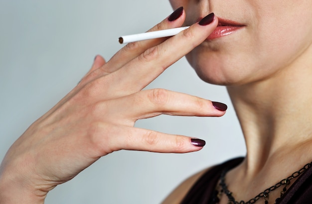 Hermosa mujer con un cigarrillo.